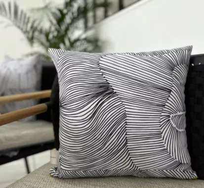 Coussin Ray signé Elsa Zingilé, imperméable et anti-UV. Motif noir & blanc. Création exclusive chez Caribbean Patio