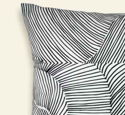 Coussin Ray signé Elsa Zingilé, imperméable et anti-UV. Motif noir & blanc. Création exclusive chez Caribbean Patio