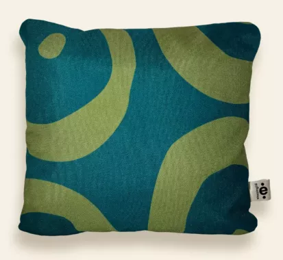 Coussin Seventies Green signé Elsa Zingilé, imperméable et anti-UV. Motif noir & blanc. Création exclusive chez Caribbean Patio