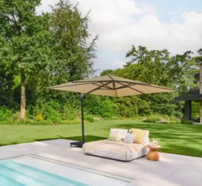 Parasol Palmoli 3×3 m, toile Sunbrella®, base granit à roulettes. Élégance mobile. Livraison Antilles. Paiement en 4 fois.