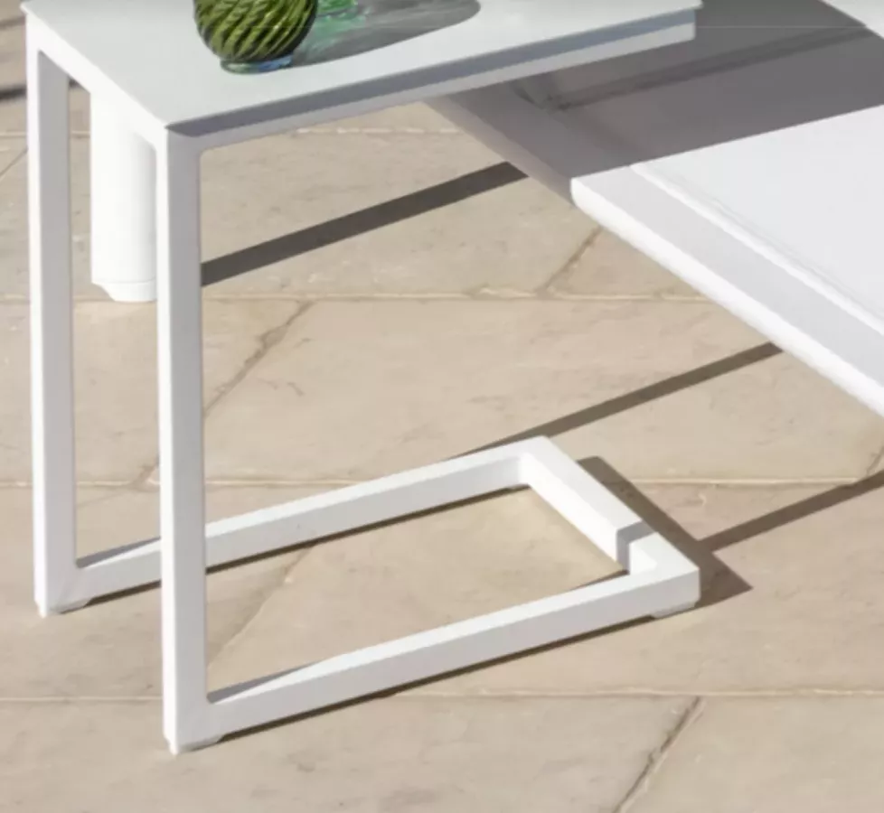 Table d’Appoint NUNU – Talenti | Élégance design et aluminium blanc pour accompagner vos bains de soleil aux Antilles Table d’Appoint NUNU – Talenti | Élégance design et aluminium blanc pour accompagner vos bains de soleil aux Antilles