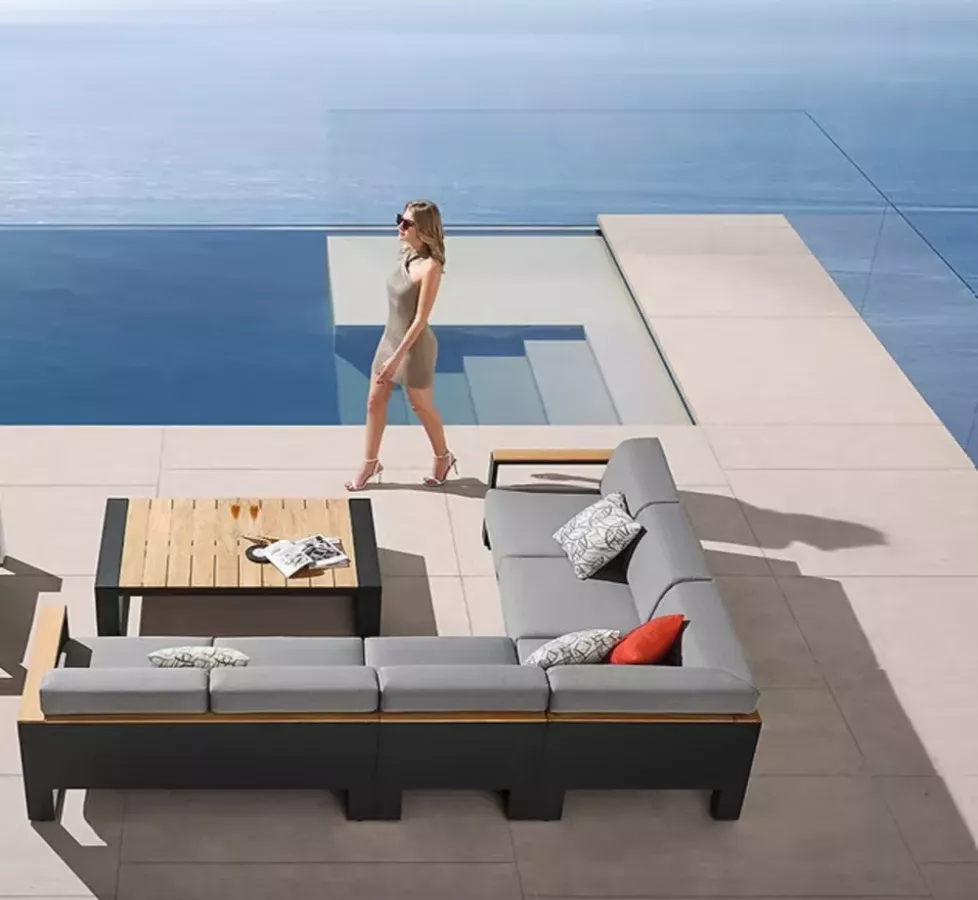 Salon d’angle Cambusa Gris Anthracite 5 places – Table basse teck Antilles